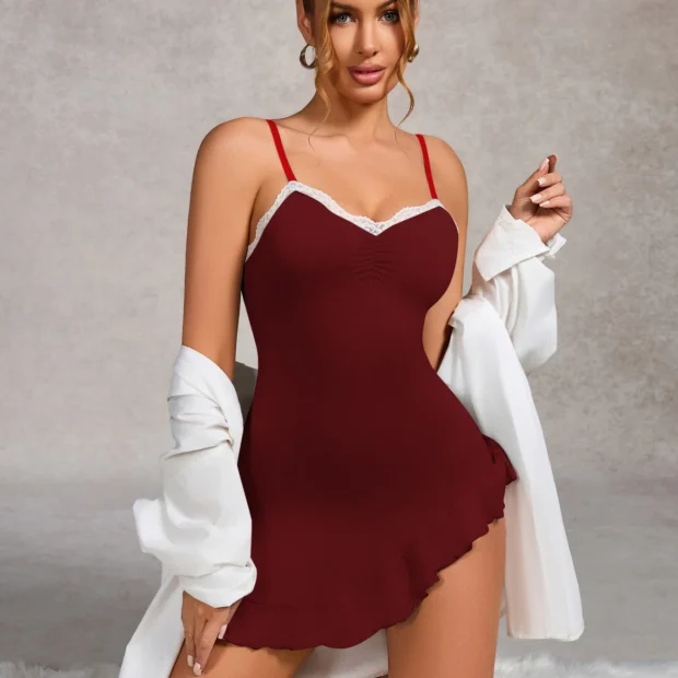 Krótka nocna koszula z koronką i marszczeniem