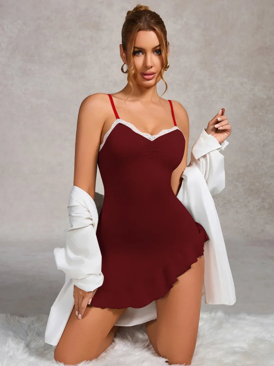 Krótka nocna koszula z koronką i marszczeniem