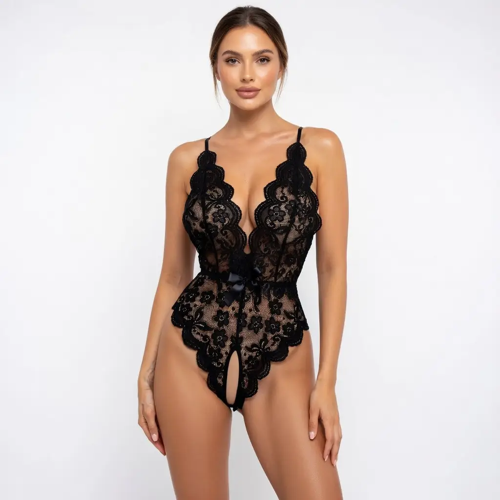 Koronkowe body z odkrytymi plecami i rozcięciem